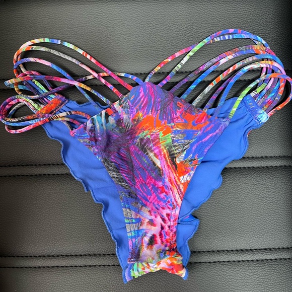 Strappy Scrunch Butt Bottom - Picture 3 of 4